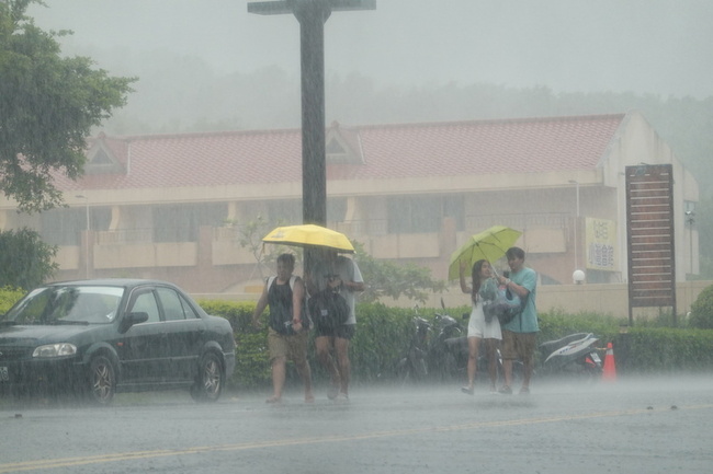 颱風蘇拉挾豪雨  墾丁雨量居冠、屏東山區撤71人 | 華視新聞