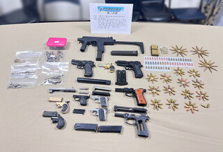 軍火庫暗藏四合院草叢  中市警查獲衝鋒槍