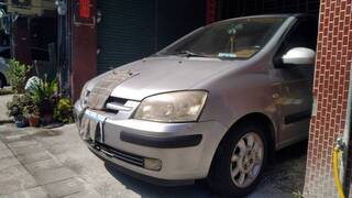 南投市轎車停騎樓突出到人行道 被檢舉怕了抹布蓋牌