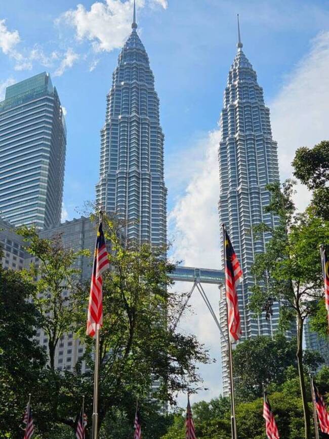 馬來西亞慶祝國慶日 百貨商場與街頭旗海飄揚 | 華視新聞