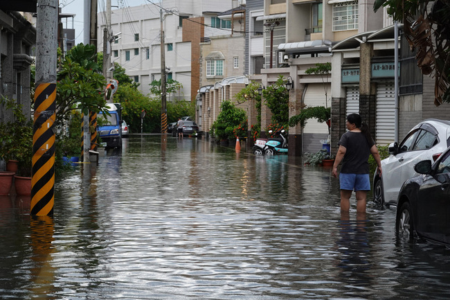 逢年度大潮海水倒灌 屏東東港水漫道路、溢淹民宅 | 華視新聞