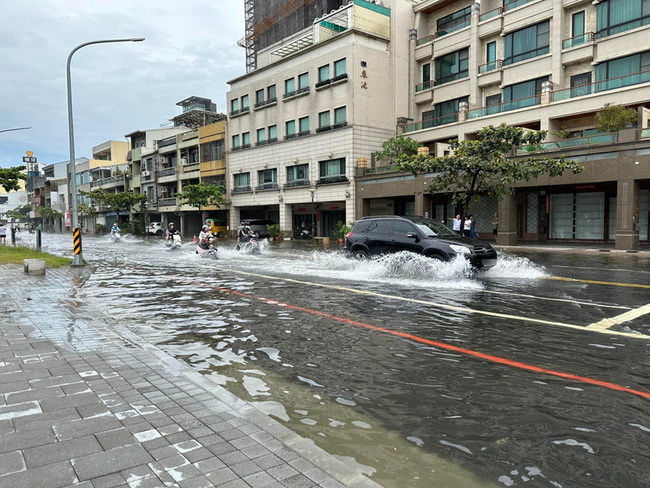 颱風蘇拉漸遠離  台南運河滿潮倒灌局部淹水 | 華視新聞