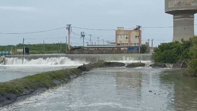 颱風又遇大潮  雲林箔子寮海水倒灌居民急移車 | 華視新聞