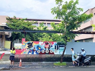 畢業生送禮  高雄仁武高中接送區彩繪牆吸睛