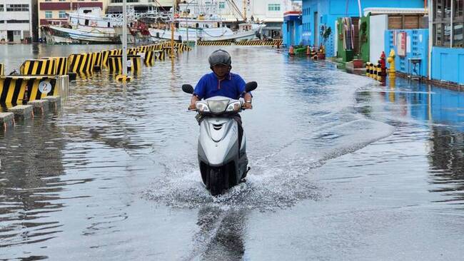 颱風蘇拉影響又逢大潮 澎湖低窪區海水滿溢路面 | 華視新聞