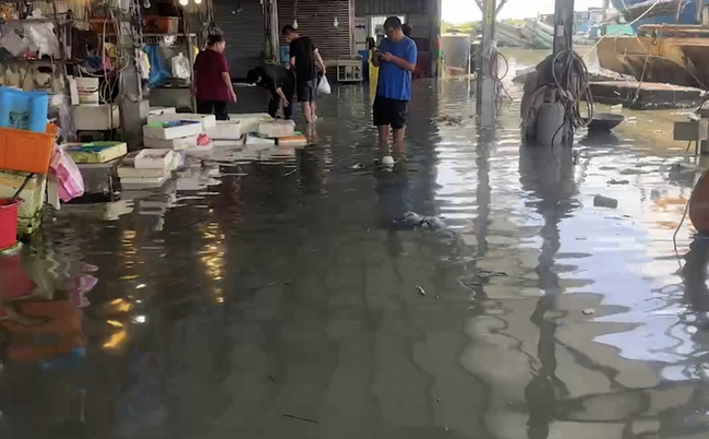 大潮影響彰化塭仔港海水倒灌 水淹深及膝蓋 | 華視新聞