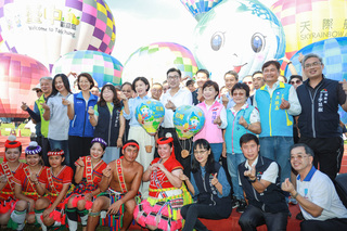 台中熱氣球嘉年華開幕  6對新人穿婚紗幸福升空