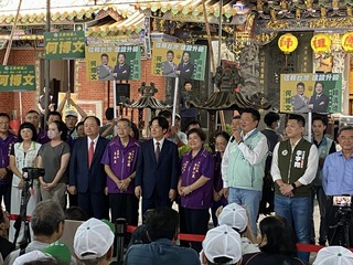 賴清德參香誓言打擊黑金槍毒  邱臣遠母親同框引關注