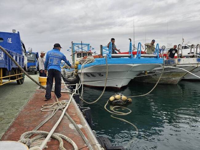 颱風逼近花東 海巡拉設封鎖線、漁民加強固定船隻 | 華視新聞