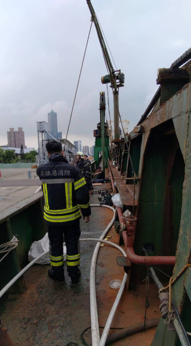 高雄港9號碼頭貨輪機艙起火 幸無人傷 | 華視新聞