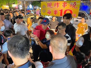 郭台銘選總統到南投逛夜市  江欽良現身致意寒暄