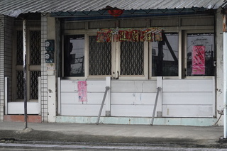 海葵來襲 屏東沿海住戶風雨前趕緊架水閘門防災