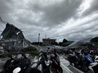 海葵強風吹翻花蓮車站機車棚架 東大門夜市暫停營業