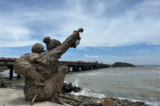 台南文化景點防颱 「台江阿嬤」手提油燈包布加固