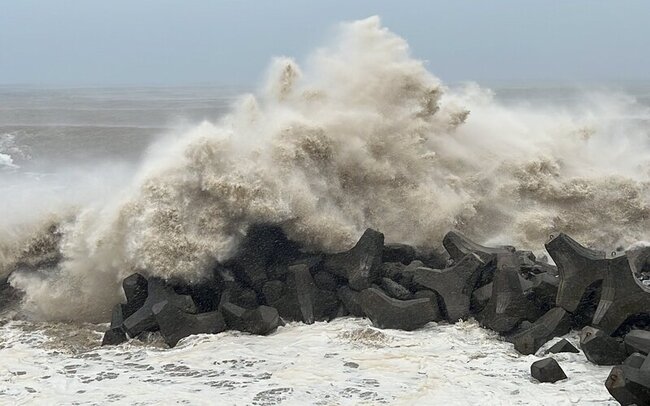 颱風海葵挾強風豪雨 東海岸鄉鎮街道一片狼藉 | 華視新聞