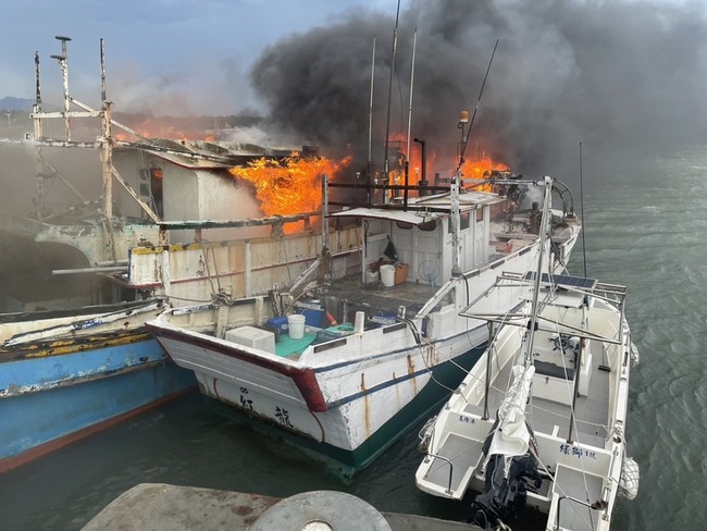 新竹南寮漁港2船火警 警消馳援無人受困受傷 | 華視新聞