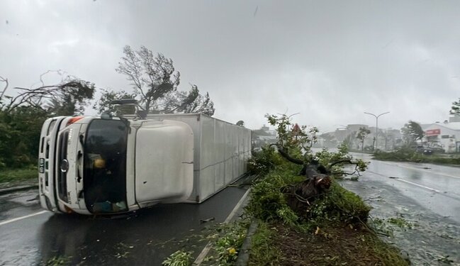 海葵發威掀翻17噸冷凍貨車 樹倒電線桿倒塌 | 華視新聞