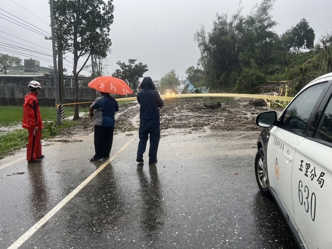 颱風海葵來襲  花蓮富里台9線邊坡坍落交通受阻 | 華視新聞