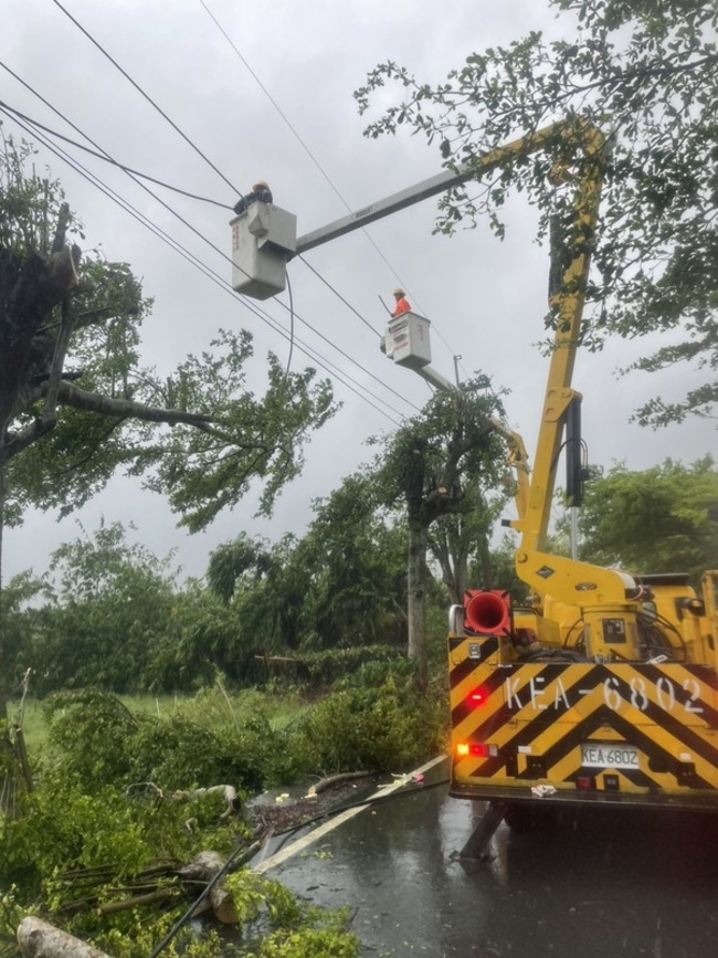 海葵強風豪雨台東1/3用戶停電  台電：近5成已復電 | 華視新聞