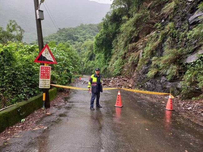 颱風來襲屏東大雨 山區撤逾300人、土石崩落阻通行 | 華視新聞