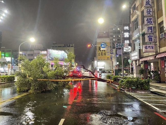 高雄晚間狂風暴雨 民眾撐不住傘直呼「好可怕」 | 華視新聞