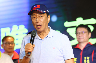 侯友宜坐鎮市府防颱  郭台銘搶攻新北計程車工會拉票