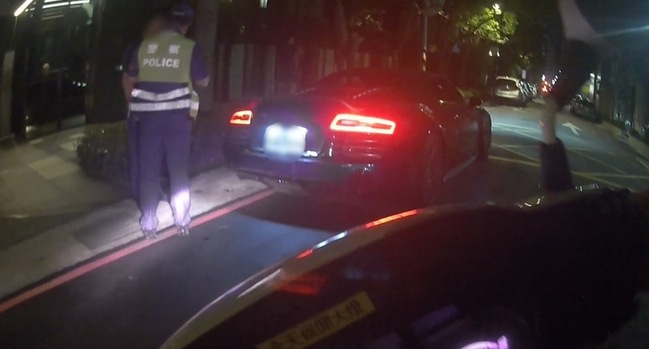 酒駕男駛千萬鋼鐵人跑車 見警速關敞篷露餡遭逮 | 華視新聞