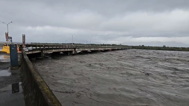颱風海葵雨彈炸花蓮  上午水位降橋梁恢復通行 | 華視新聞