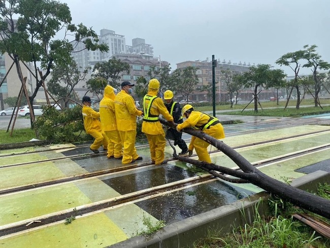 高雄輕軌午後恢復行駛 全日班距20分鐘 | 華視新聞