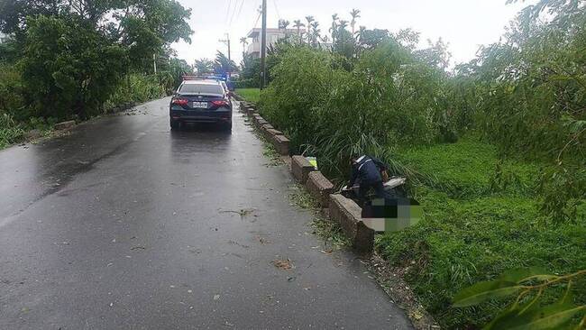 颱風過後發現人車倒路旁 台東關山機車騎士身亡 | 華視新聞