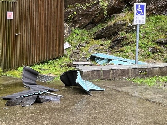 颱風海葵帶來合歡山14級陣風 松雪樓屋瓦掉落 | 華視新聞