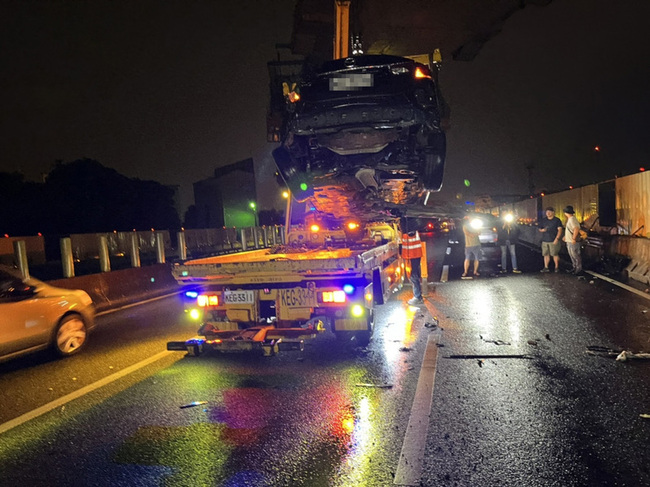 疑天雨路滑 國1台中路段男子駕車自撞護欄送醫 | 華視新聞