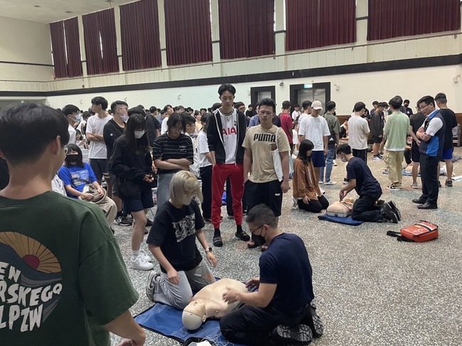 北市消攜手政大推廣CPR  2400新生全上陣 | 華視新聞