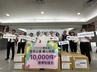攜手企業相挺醫護 蔡其昌號召捐贈萬件防護衣