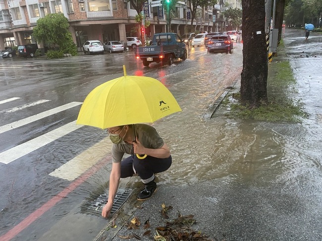 台中午後大雨  中橫樹倒擋道、市區積水 | 華視新聞