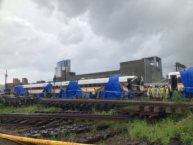 太魯閣號事故車廂發現遺骨遺物 政院致歉 | 華視新聞