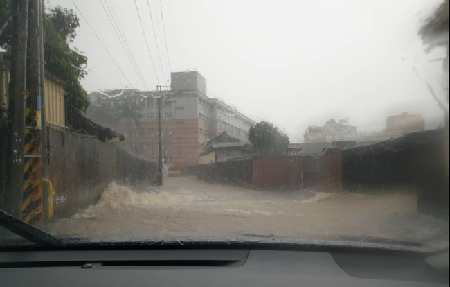 彰化員林市強降雨路樹倒塌  巷弄水淹20公分 | 華視新聞