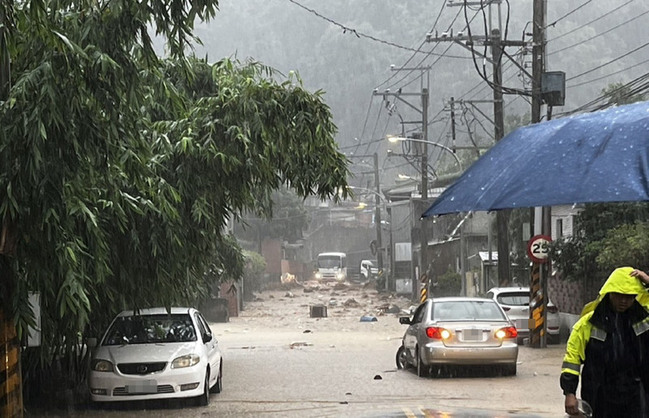 新北午後強降雨  新店新潭路泥流阻道 | 華視新聞