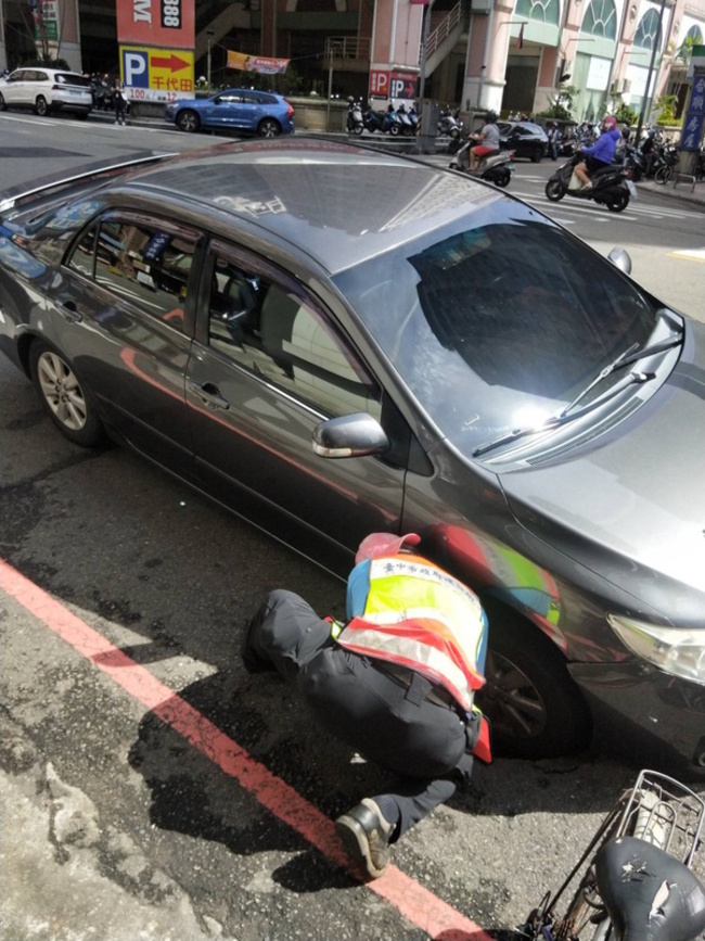 台中轎車行駛陷坑洞 中市府：自來水管漏水待修 | 華視新聞