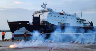 澎湖輪另類首航 高雄夜航載268旅客60車晨曦抵馬公