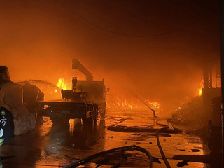 龍井木材回收工廠深夜大火 清晨撲滅幸無人傷