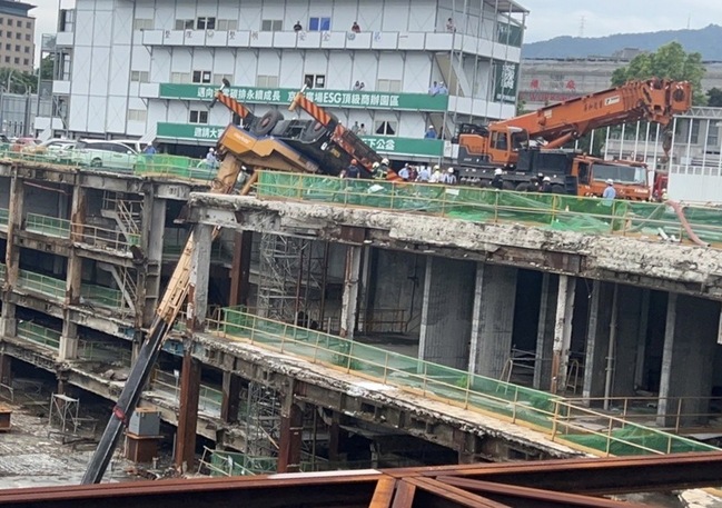 北市京華城舊址工地吊車翻覆 駕駛手臂壓傷送醫 | 華視新聞