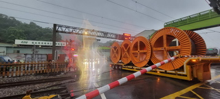 拖板車卡平交道火車將駛至  堆高機救援化解危機