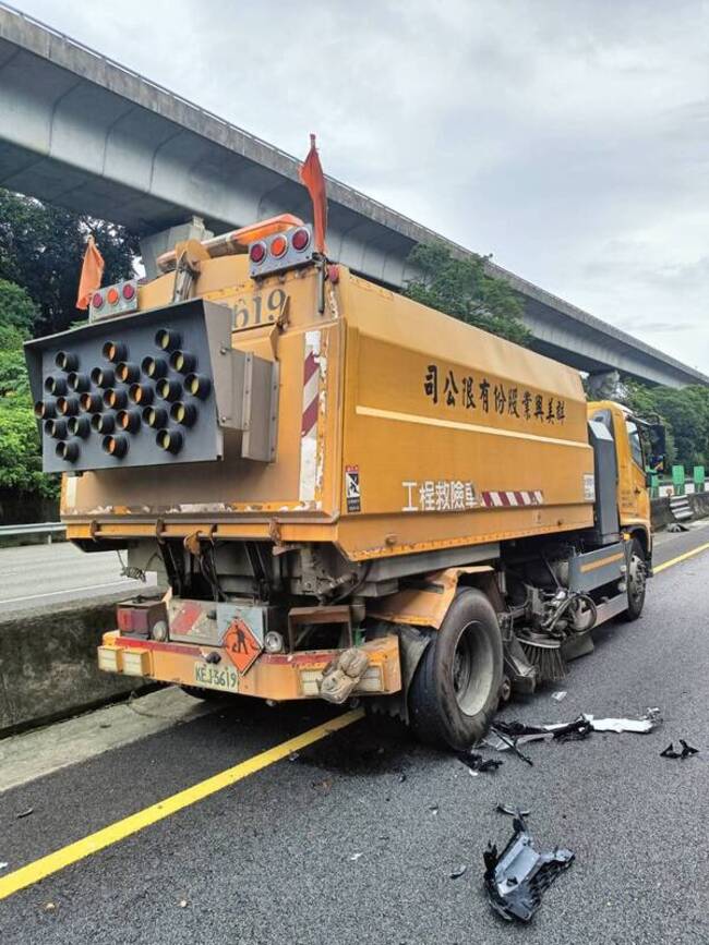 國1楊梅段小客車撞工程緩撞車  駕駛輕傷送醫 | 華視新聞