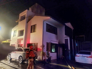 新北烏來民宿火警冒黑煙  疏散搶救12人無傷亡