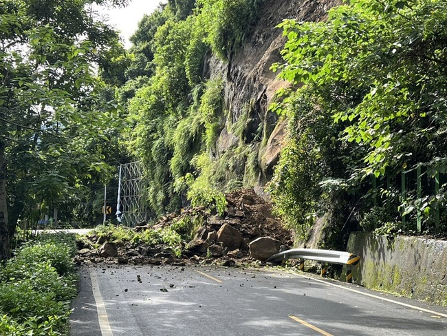 台3線331公里大埔段落石 目前單線通車 | 華視新聞