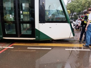 自行車闖紅燈擦撞高雄輕軌列車  騎士肇逃追緝中