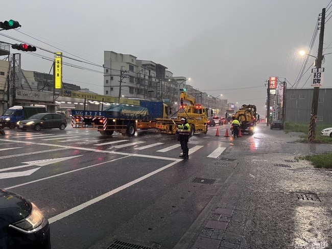 高雄下班尖峰強降雨  鳥松仁武馬路口積水10公分 | 華視新聞