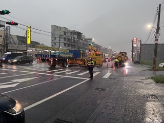 高雄下班尖峰強降雨  鳥松仁武馬路口積水10公分