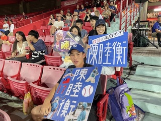 U18陳睦衡加油板吸睛 笑稱台灣美白王子不敢當